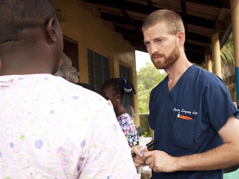Ken Brantly (rechts) in Liberia voordat hij het virus opliep