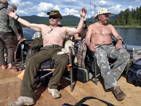 President Poetin (links) en Sergej Sjojgoe (rechts) in augustus 2017 tijdens een kampeeruitje in Siberië.