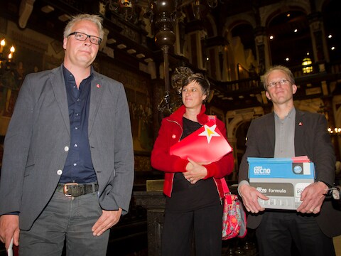 Dokter Mie Branders geflankeerd door PVDA+-collega's Peter Mertens en Wouter Van Damme.