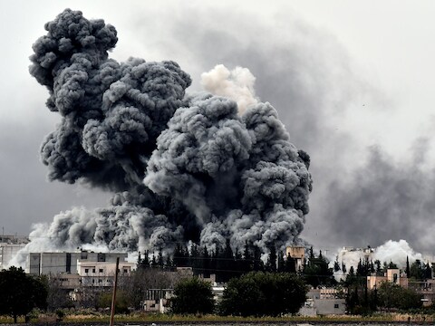 Door de luchtaanvallen wordt ook de opmars van IS-strijders in Kobani afgeremd.