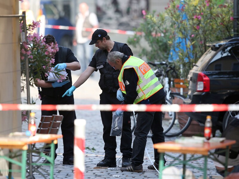 Agenten onderzoeken de plek waar de Syrische man zich opblies.