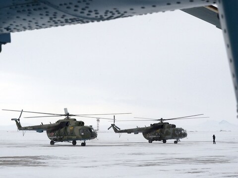 Russische legerhelikopters die eropuit waren gestuurd om de ISS-bemanning op te halen, moesten vanwege het slechte weer terugkeren naar het vliegveld van Karaganda (Kazachstan).