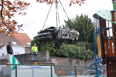 Opluchting in de hele buurt: plug-inhybridewagen van onder het puin gehaald in Izegem