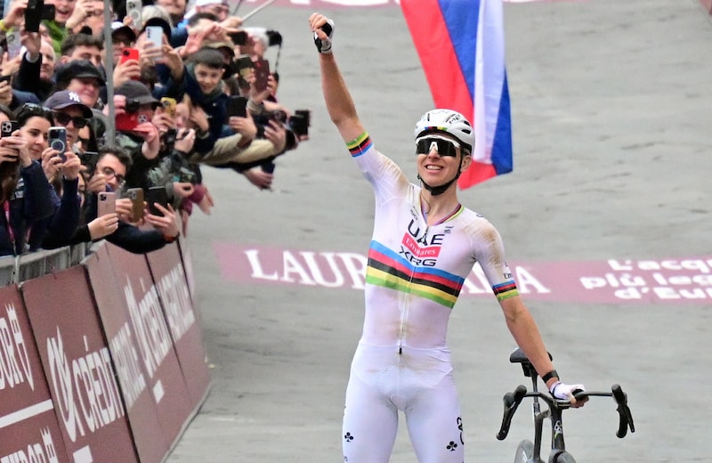 Tadej Pogacar knalt met rugpijn naar vierde zege en nieuw record in Strade  Bianche na zoveelste solo: &ldquo;Wat ik dacht? Dat ik oud begin te worden&rdquo; |  Wielrennen | HLN.be