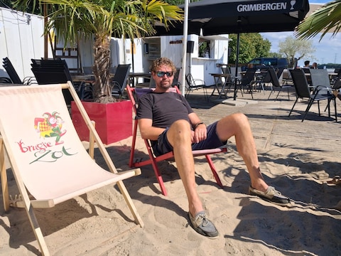 Uitbater Yves Vleugels is aan zijn laatste dagen bezig in beach bar De Rentenier in Viersel.