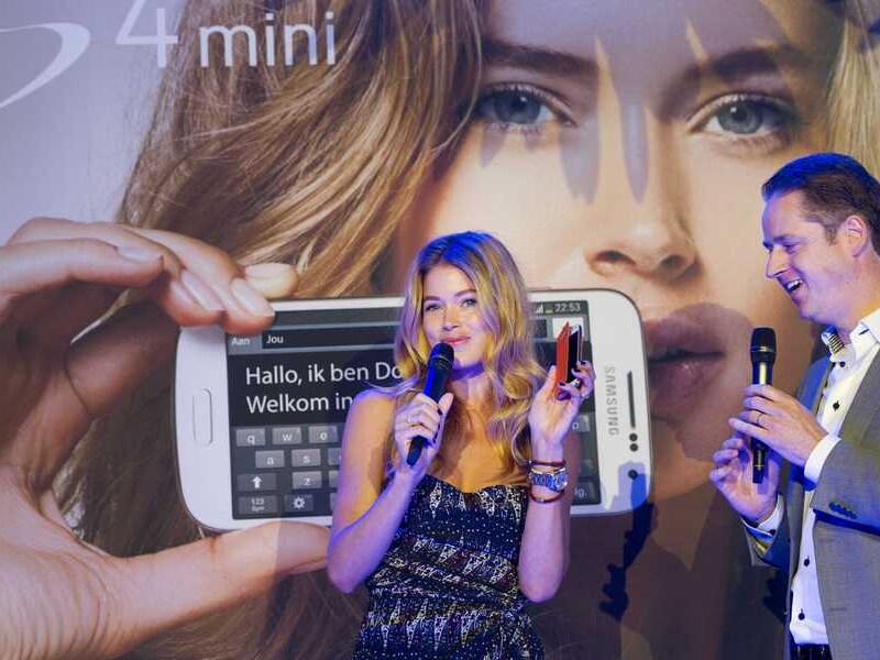 Doutzen Kroes op de lancering van de Samsung Galaxy S4 mini.