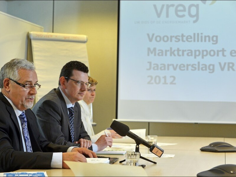 André Pictoel en Dirk Van Evervooren stellen het rapport voor.