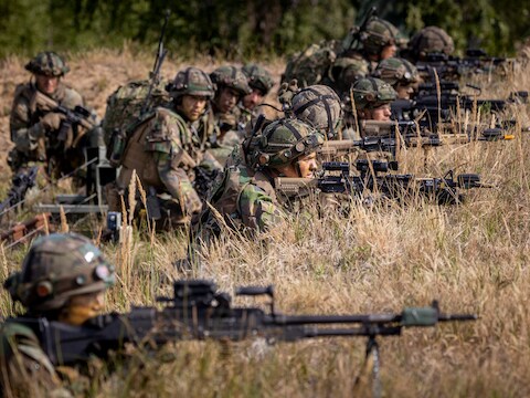 Duitse militairen van de pantserinfantrie tijdens een oefening.