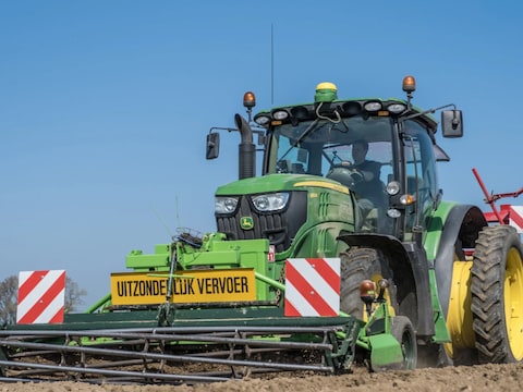 Archieffoto van een tractor die uitgerust is met een gps-toestel, boven op de cabine.