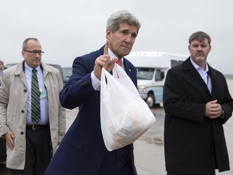 Kerry gisteren bij zijn vertrek vanop de luchtmachtbasis van Maryland.