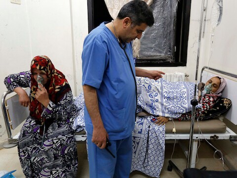 Slachtoffers van een gasaanval worden behandeld in een veldhospitaal in Kfar Zeita, in de Syrische provincie Hama.