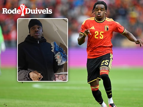 Nathan Ngoy toont de schoenen die hij droeg toen hij een prachtgoal tegen Anderlecht scoorde.