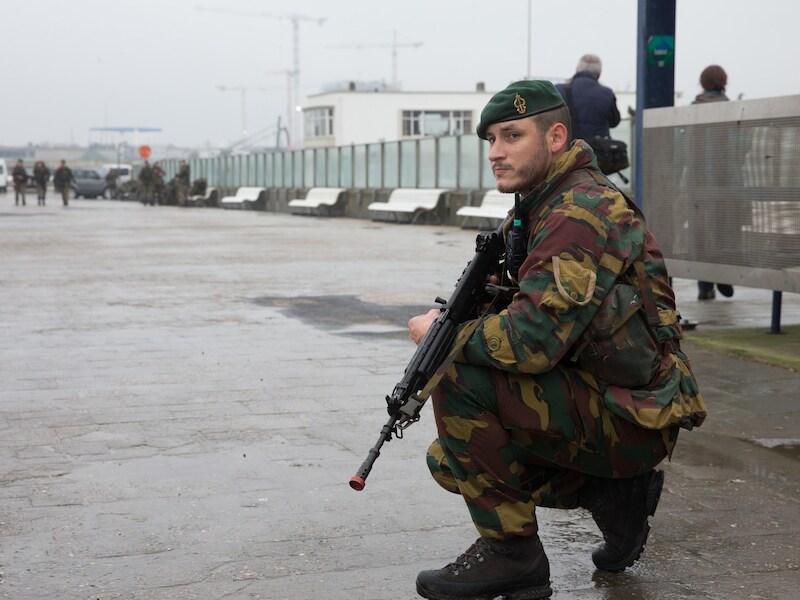 Een militair tijdens een evacuatie-oefening in oostende vorig jaar. Krijgen we straks soldaten in de straten?