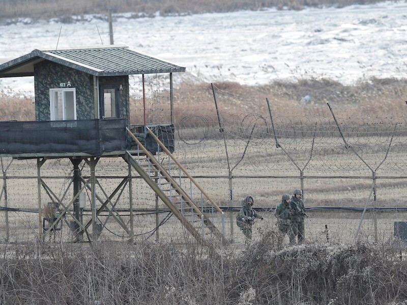 Zuid-Koreaanse soldaten patrouilleren langs de grens met Noord-Korea.