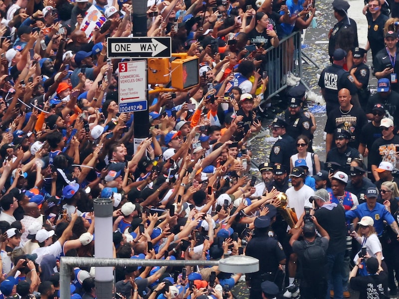 Duizenden mensen op straat in New York om titel van Knicks te vieren: burgemeester Mamdani laat dansmoves zien