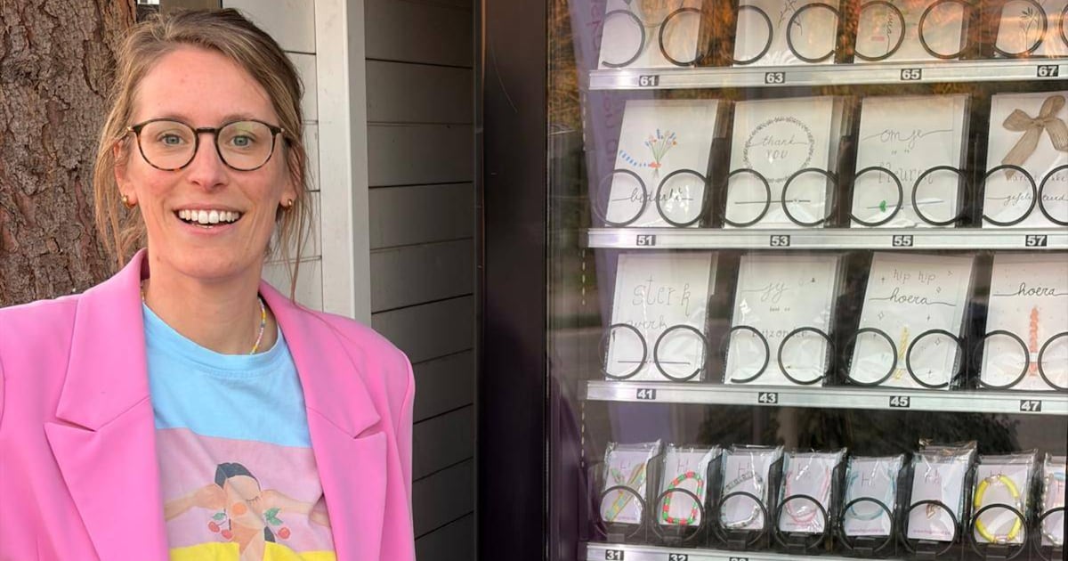 Hannelore plaatst unieke wenskaartenautomaat in Putte: “Mét balpennen voor wie nog iets moet schrijv