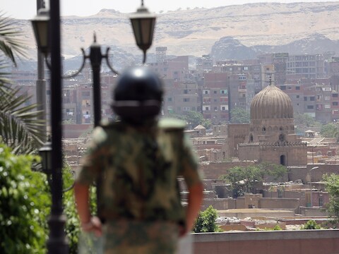 Een Egyptische soldaat kijkt uit over de hoofdstad Cairo.