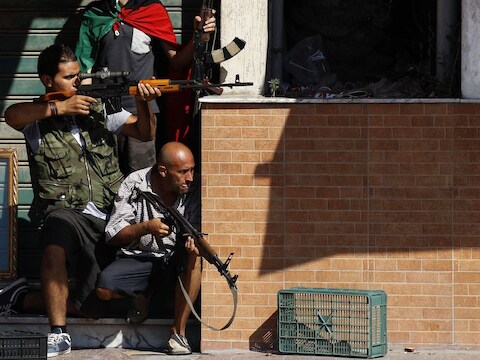 Rebellen vuren op Kadhafigetrouwen in een erg onrustig Tripoli.