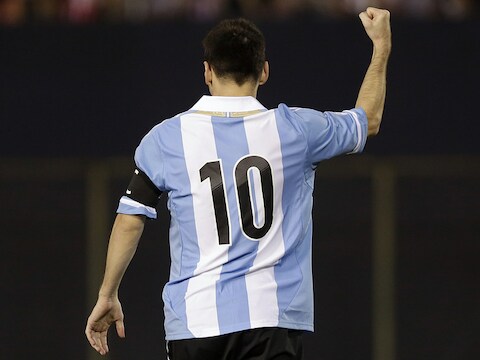 Messi juicht beheerst na een van zijn twee benutte strafschoppen.