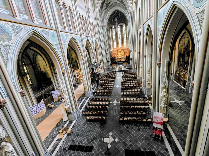 Een indrukwekkend zicht op het interieur van de Sint-Vincentiuskerk van Eeklo.
