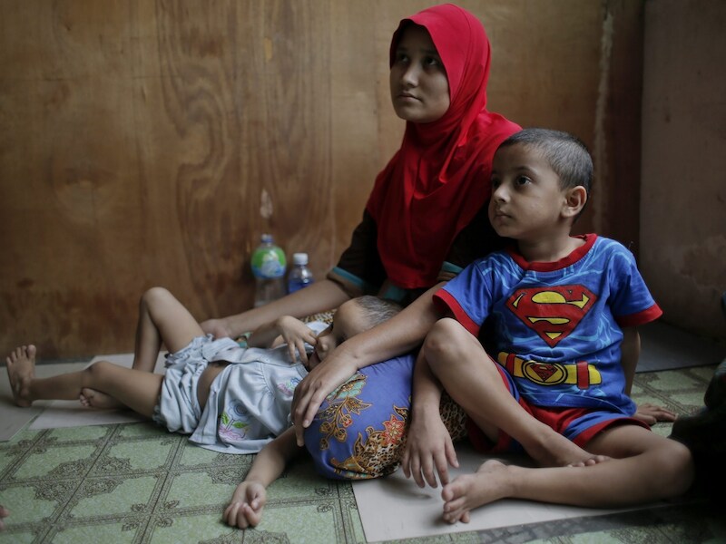 Een moeder met twee kinderen, gevlucht uit Myanmar en nu in Kuala Lumpur.