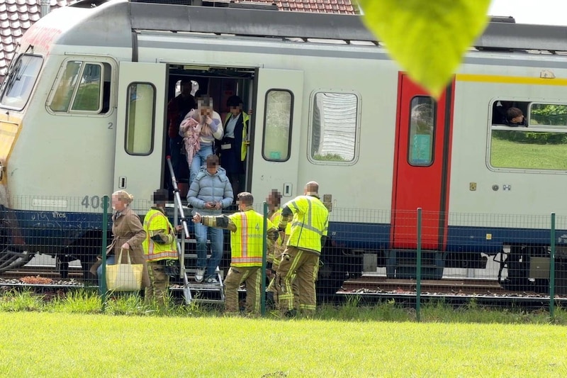Reizigers werden uit de trein gehaald.
