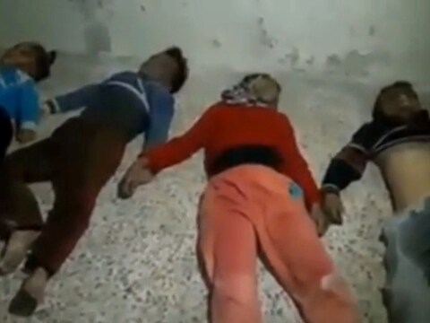 Een beeld uit een video die werd gemaakt op 20 november. Op de grond liggen de lichamen van vier kinderen die gestorven zouden zijn ten gevolge van een aanval met chloorgas in Aleppo.