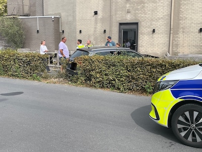 Zeventiger onder invloed rijdt op voetpad, doorboort haag en botst tegen terras van restaurant in Waregem