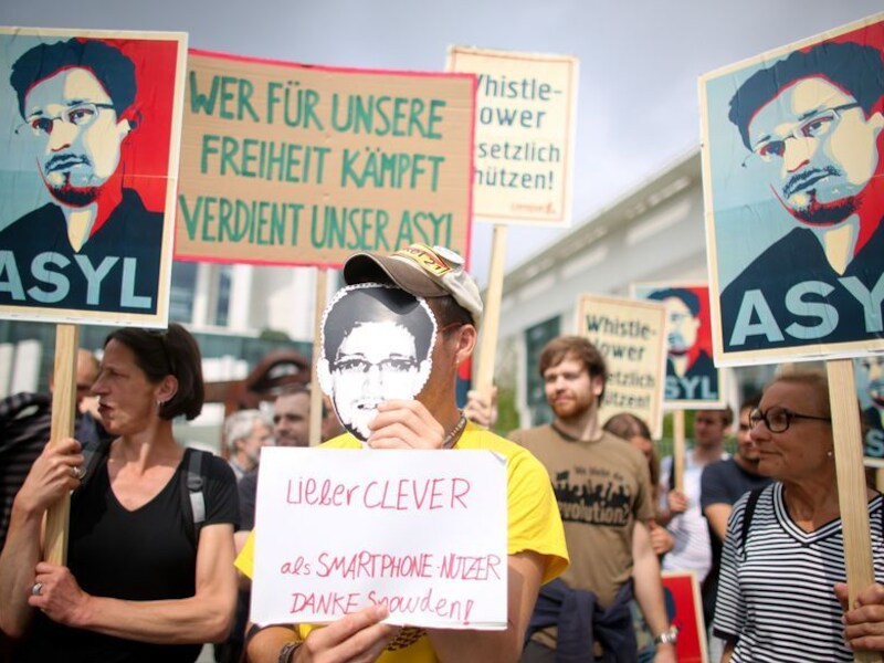 Demonstranten in Duitsland vinden dat Edward Snowden daar asiel moet krijgen.