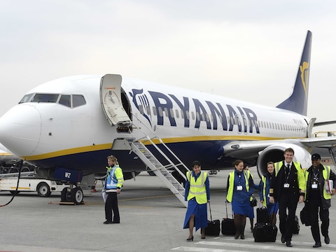 Personeel en toestel van Ryanair op Eindhoven Airport.