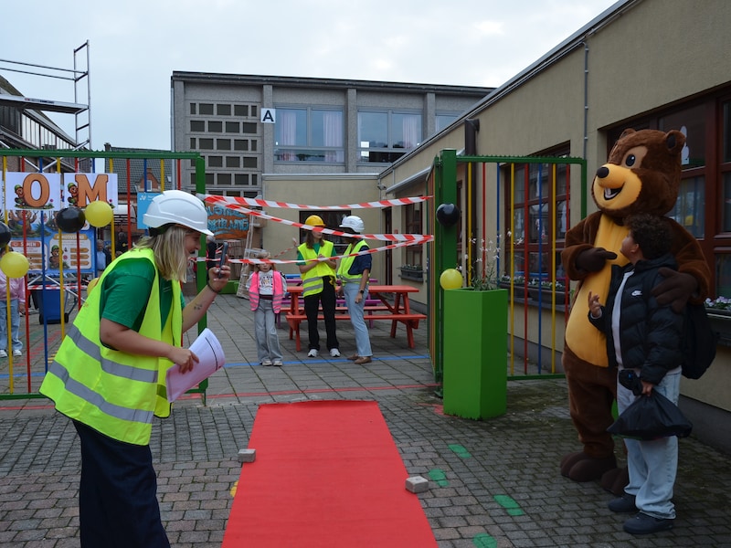 Bever en bouwvakkers verwelkomen leerlingen van Hartencollege Meerbeke op eerste schooldag