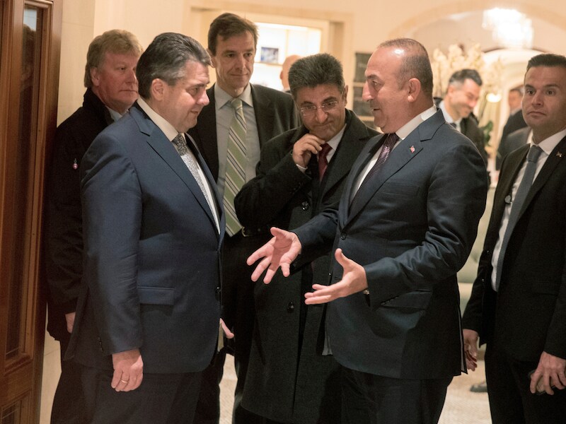 Sigmar Gabriel (L) in gesprek met Mevlut Cavusoglu (R) in Berlijn vandaag.