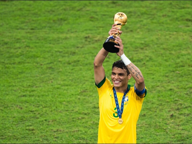 Thiago Silva pronkt met de Confederations Cup die hij onlangs in eigen land won.