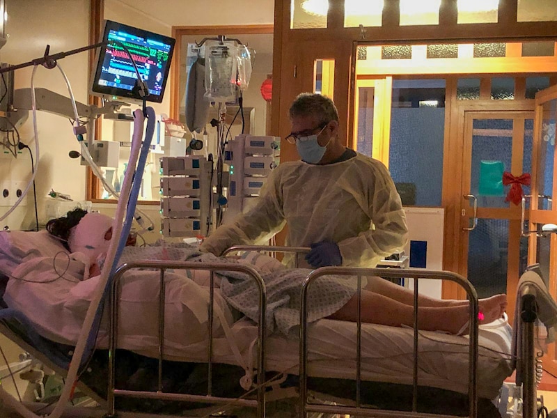 Roze (18) ontwaakt uit coma en getuigt voor het eerst over horrornacht in  Crans-Montana: “Jessica Moretti stond daar huilend, maar hielp niemand” |  Buitenland | HLN.be