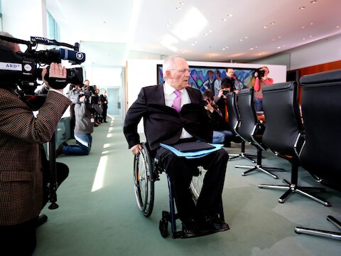 De Duitse financiënminister Wolfgang Schäuble zit sinds 1990 in een rolstoel na een aanslag op zijn leven door een geestelijk gestoorde man.