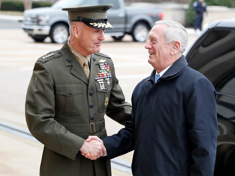 De nieuwe Amerikaanse defensieminister James Mattis (rechts) arriveert op het Pentagon voor zijn eerste werkdag. Hij schudt de hand van de Amerikaanse stafchef generaal Joseph Dunford.