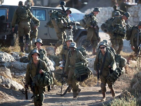 Israëlische soldaten komen aan bij de Palestijnse stad Hebron voor de zoektocht naar de vermiste tieners