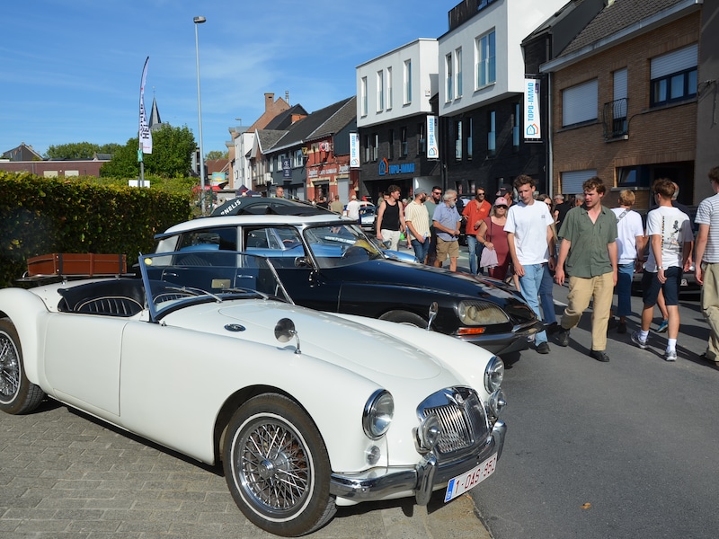 Liefst 9.000 bezoekers bewonderen zo’n 740 oldtimers op Cars ’n Coffee in Denderhoutem