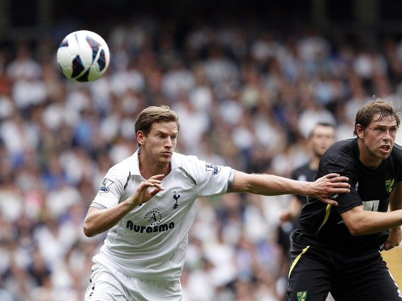 Grant Holt (rechts) in duel met Jan Vertonghen.