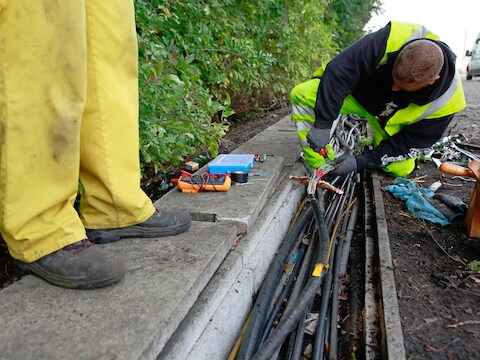 Medewerkers van Infrabel herstellen de infrastructuur na een koperdiefstal.