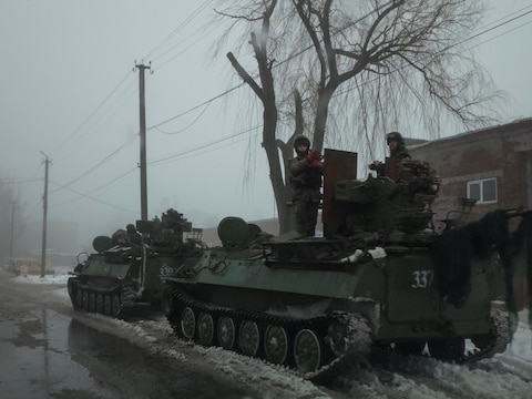 Oekraïense militairen in het straatbeeld van industriestadje Avdiyivka dat in handen is van de regering. (foto 4 februari 2017)