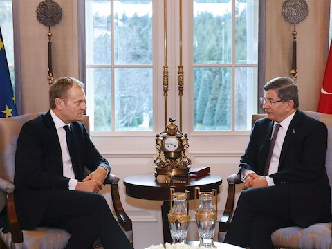 Donald Tusk en Ahmed Davutoglu ontmoetten elkaar gisteren en kwamen overeen dat Turkije de strijd tegen mensensmokkelaars zal opdrijven.