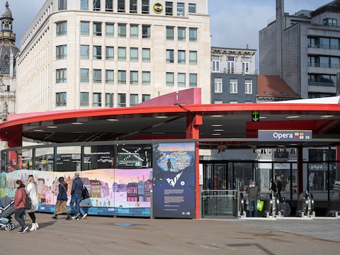 Illustratiebeeld. Hevige rookontwikkeling veroorzaakte donderdagmiddag paniek onder de aanwezige reizigers. De rook ontstond door een olieprobleem aan een bouwtoestel in de premetro en verspreidde zich via de ventilatiekanalen naar de Keizerlei.
