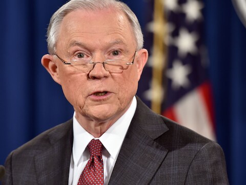 Justitieminister Jeff Sessions zit in nauwe schoentjes door zijn ontmoetingen met de Russische ambassadeur tijdens Trumps kiescampagne.