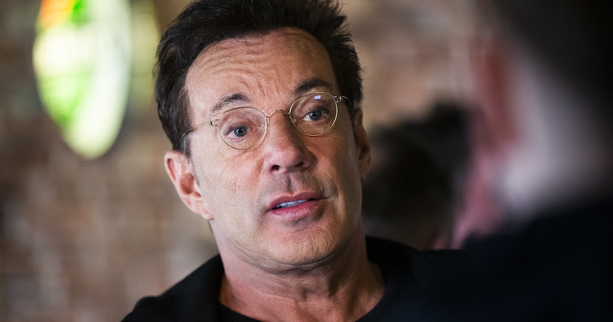 Gerard Joling reageert op vechtpartij na bierdouche: “Verdient geen schoonheidsprijs”