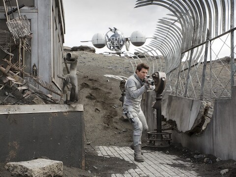 Tom Cruise in een scène uit Oblivion.