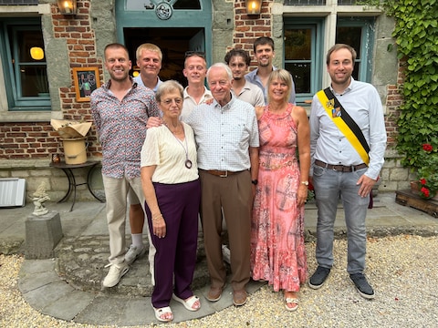 Magda Decoster en René Janssens werden door schepen Sven Pletincx (N-VA) in de bloemetjes gezet voor hun zestigste huwelijksverjaardag.