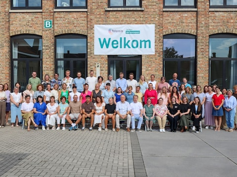 De eerste schoolfoto met het lerarenteam van Sint-Bernarduscollege Nieuwpoort