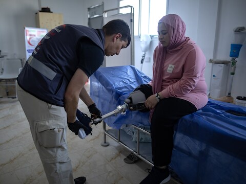 Illustratiebeeld vrouw met geamputeerd been in Gaza