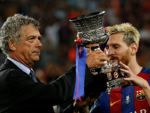 Voorzitter Angel Maria Villar overhandigt de Spaanse Super Cup aan Lionel Messi